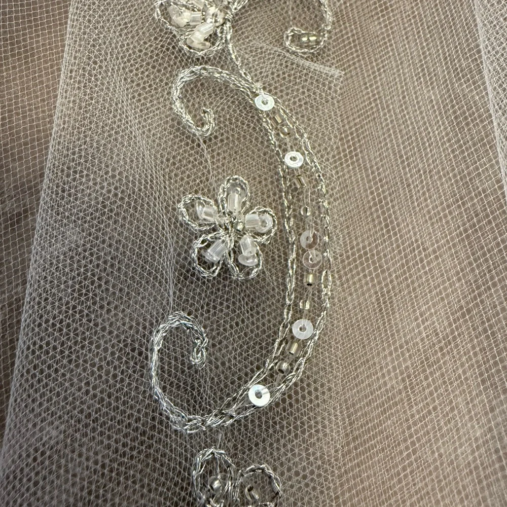 David's Bridal White Floral Embroidered Veil - Picture 7 of 7